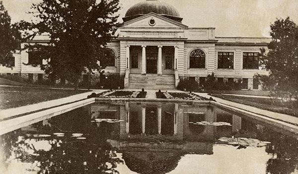 First 图书馆 building on campus, around 1911 (later renamed Carter Hall)